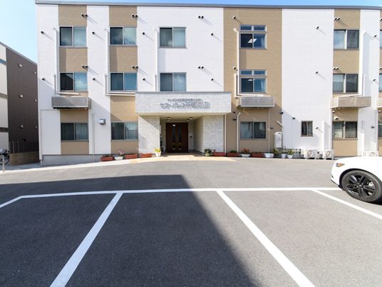 清潔感のある建物エントランス