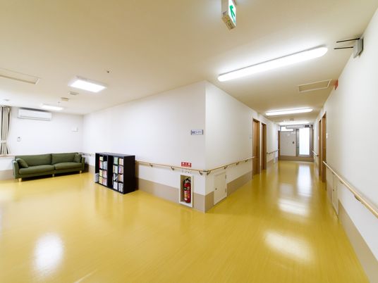 清潔感ある廊下の一角