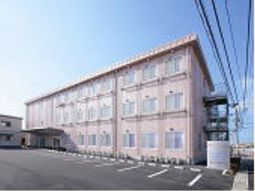 明るい日差しの建物外観