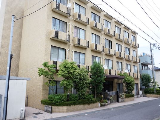ベージュの建物エントランス