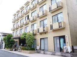 明るい外観の建物