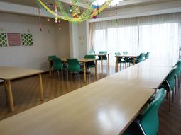 カラフルな飾りの食堂空間