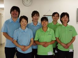 笑顔のスタッフ集合写真