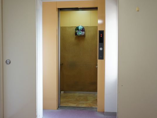 エレベーターの入口