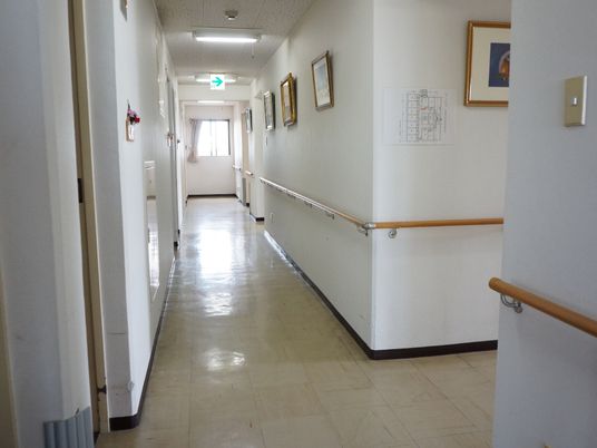 明るく清潔な廊下