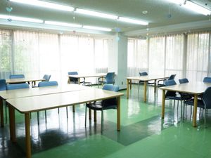共有スペースの明るい部屋