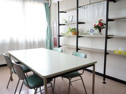 明るい部屋とテーブルセット