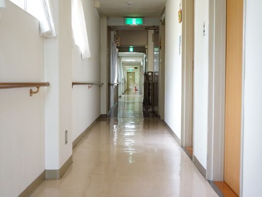 手すり付きの明るい廊下
