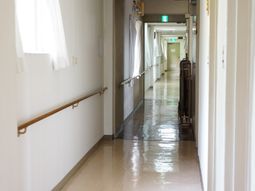 明るい手すり付き廊下