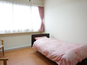 シンプルな居室の寝具