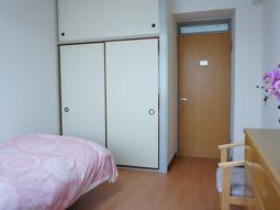 居室のクローゼットとベッド