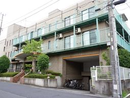 緑に囲まれた建物外観