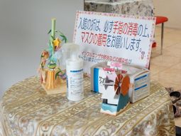 テーブル上の手作り飾り物