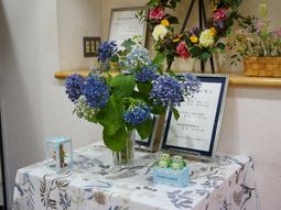 花と賞状のある受付