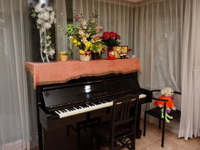 ピアノと花のある部屋 ピアノ 明るく心暖まるラウンジで、ピアノの旋律に耳を傾けながらゆったりとした時間をお過ごしいただけます。