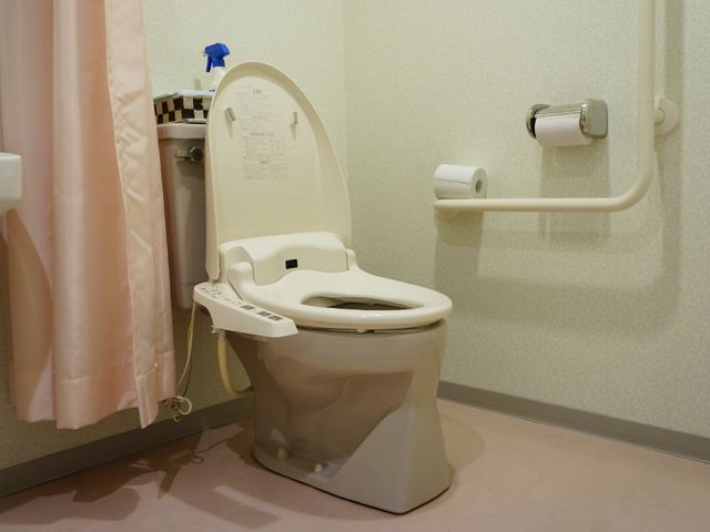 バリアフリー対応トイレ トイレ 手すり付きで安全を考慮した清潔なトイレ空間です。利用者の自立を支援する設計が特徴です。