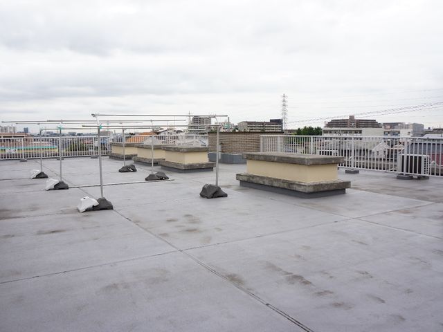 都市の眺望が広がる屋上 屋上 開放的な屋上からは心地よい風と市街地の景色を一望でき、リフレッシュする場所として最適です。