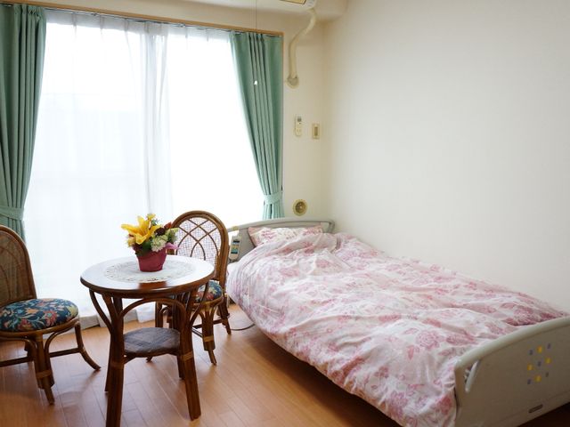 快適な個室の居室 居室 明るく清潔感のある居室で、ゆったりとお過ごしいただけます。窓辺のテーブルセットは、訪問者との会話にも最適です。