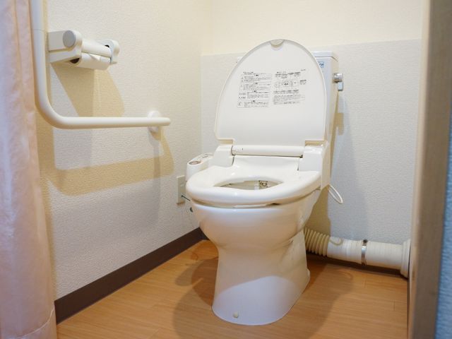 バリアフリー対応トイレ トイレ 安全に配慮された設計のトイレです。手すりが設置され、必要なサポートを提供します。