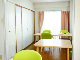 居室のテーブルと椅子