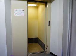 開いたエレベーターの扉