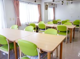 明るい食堂の様子