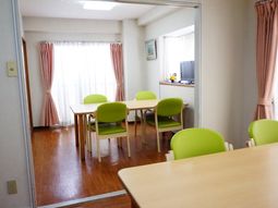 明るい食堂スペース