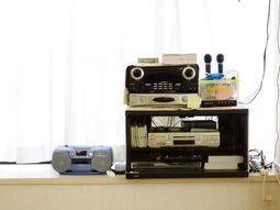 オーディオ機器と窓のカーテン