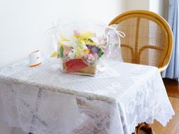 花束とテーブルセット