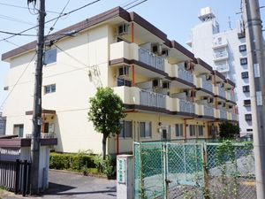 明るい外観の建物