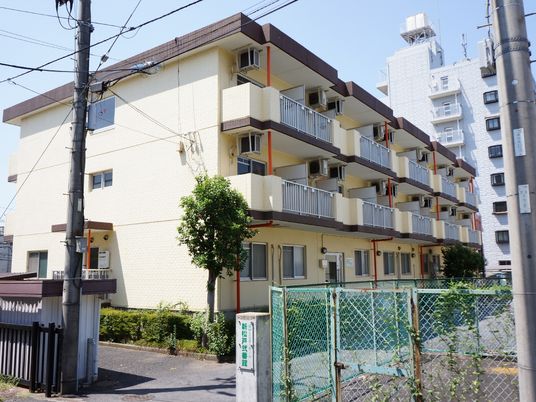 明るい外観の建物