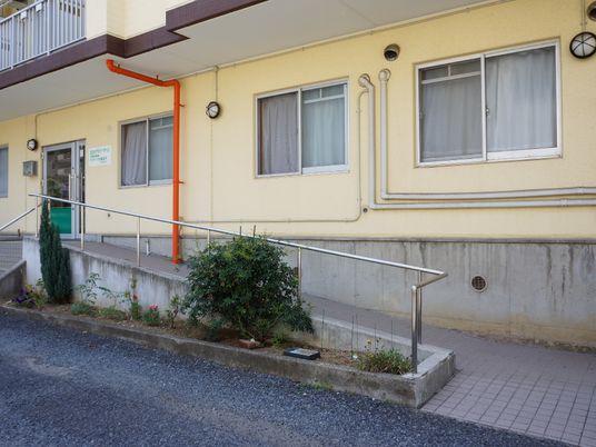 手すり付きのエントランス外観