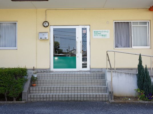 黄色い壁の建物エントランス