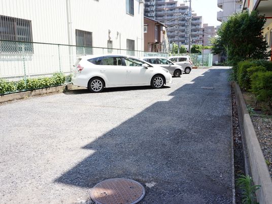 明るい駐車エリア観