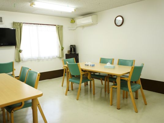 明るい共有ダイニングルーム
