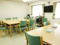 明るい食堂の光景