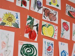 掲示物の花や野菜の絵