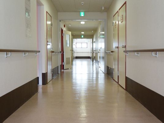 明るく清潔な廊下
