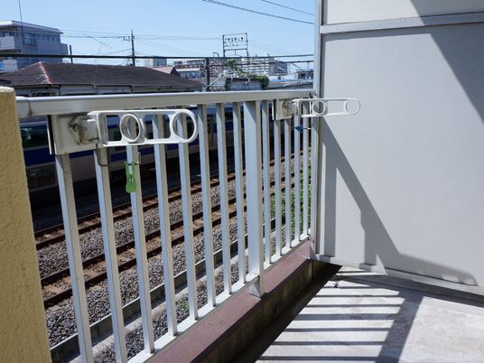 ベランダと線路の眺め