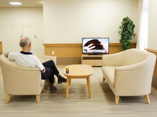 休憩時のシニア男性