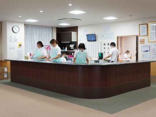 スタッフが働くフロント