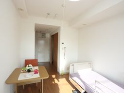 明るい居室の様子