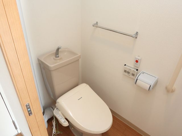 バリアフリートイレ施設 トイレ 手すり完備のきれいなトイレです。安全に配慮した設計で、快適にご利用いただけます。