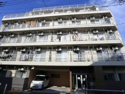 多階層の建物の外観