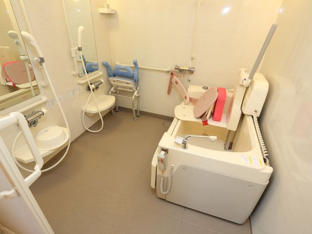 バリアフリー対応浴室 浴室 安全と利便性を備えた浴室です。手すりや座浴設備が充実しており、全ての方が心地よくご利用になれます。