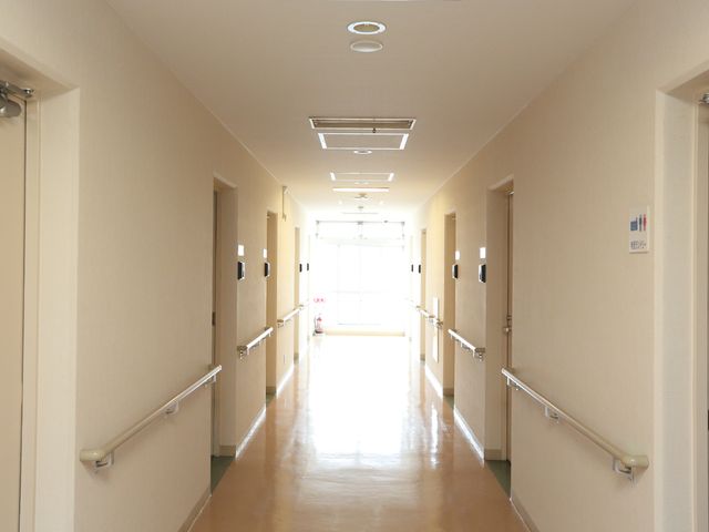 手すり付き明るい廊下 廊下 手すりが設置された明るく清潔感のある廊下が確認できます。安全に配慮した設計は働く環境にも気遣いが感じられます。