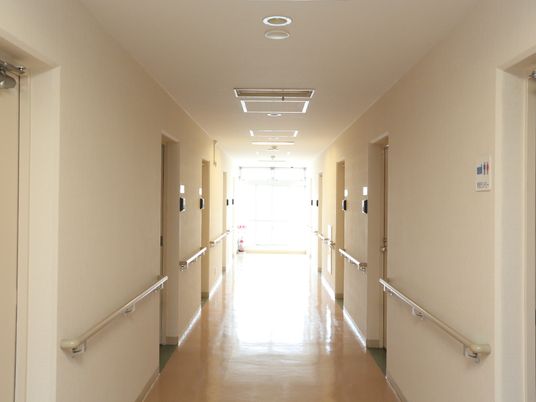 廊下は広々としており、車椅子の方でもスムーズに利用できる。共用ランドリーやトイレなどにも行きやすい。