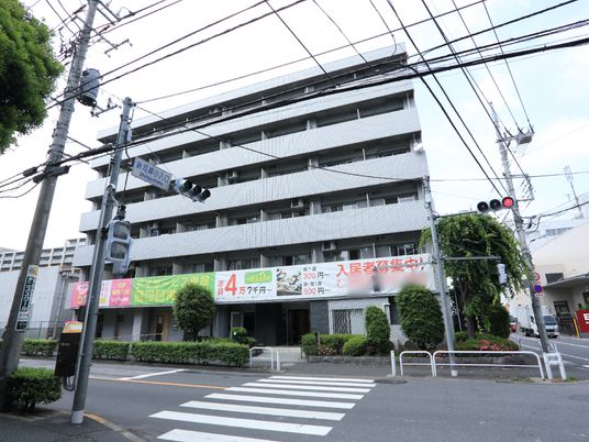 施設には入居者募集中のポスター幕が張られているので、介護施設であることが分かりやすい。目の前に大きな道路がある。
