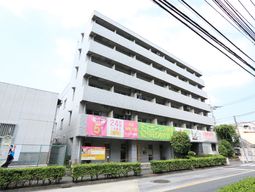 都会の中の多階建て建築
