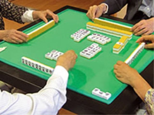 多目的室での麻雀 娯楽 手を合わせて楽しむ麻雀の様子。賑やかな雰囲気が伝わり、共有の時間を楽しむ場となっています。